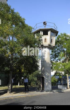 08.09.2014, Berlin, Deutschland, Europa, Ein ehemaliger DDR-Wachturm steht in der Erna-Berger-Straße in Berlin-Mitte, unweit des Potsdamer Platzes, und ist heute ein Stockfoto