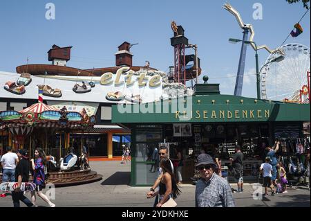 16.06.2019, Wien, Österreich, Europa, Besucher auf dem Wiener Prater. Im Hintergrund sehen Sie einen Shop für Reiseandenken, Europa Stockfoto