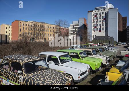 16.03.2023, Berlin, Deutschland, Europa, bunte Vintage-Trabants parken auf dem Parkplatz der Trabi World im Berliner Stadtteil Mitte, Europa Stockfoto