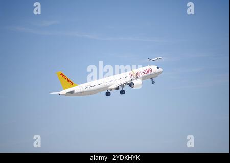 13.05.2024, Berlin, Deutschland, Europa, Ein Passagierflugzeug des Typs Pegasus Airlines Airbus A321-251 Neo mit der Registrierung TC-RDO, das von Berlin Bra startet Stockfoto