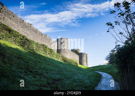 Ein kurviger Pfad führt die Besucher zum majestätischen Conwy Castle an der Küste von Nordwales, das am 26. Oktober 2024 gesehen wurde. Stockfoto