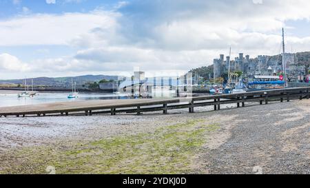 Ein HDR-Panoramablick auf den Hafen von Conwy, Wales, das am 26. Oktober 2024 unter einem hellblauen Himmel bei Ebbe zu sehen war. Stockfoto