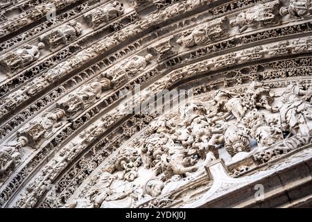 Detail an der Fassade der wunderschönen Kathedrale von Rouen, auch Kathedrale von Notre-Dame genannt, im gotischen Stil, reich dekoriert, Rouen, Normandie, Frankreich Stockfoto