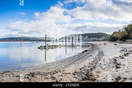 Ein HDR-Panorama mit mehreren Bildern, das den Fluss Conwy an der Küste von Nordwales hinunterblickt, das am 26. Oktober 2024 unter einem hellblauen Himmel bei Ebbe zu sehen war. Stockfoto