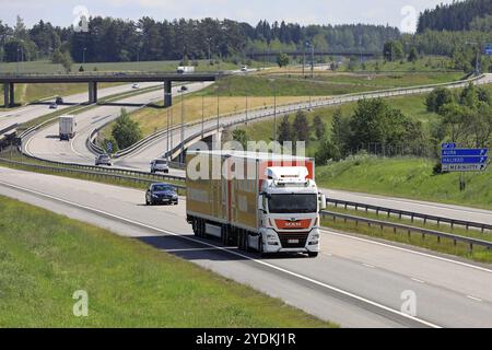 Salo, Finnland. Juni 2019. DER Lkw MAN TGX 35,580 zieht an einem sonnigen Sommertag den HCT-Anhänger entlang der europäischen Route E18 in Südfinnland Stockfoto