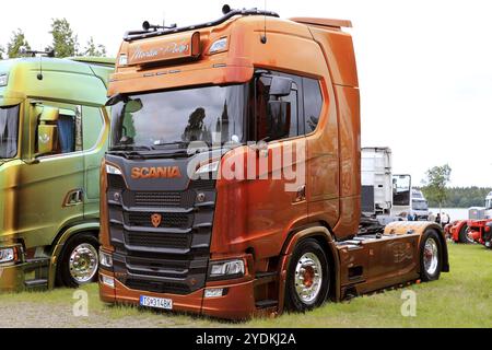 LOVIISA, FINNLAND, 1. JULI 2017: Wunderschön angepasste Scania S580 der nächsten Generation von Martin Pakos auf Riverside Truck Meeting, Finnland, EUR Stockfoto