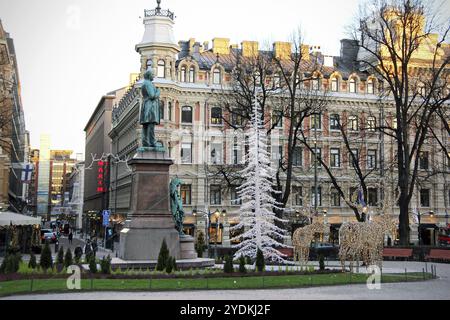 HELSINKI, FINNLAND, 8. DEZEMBER 2016: Statue des finnischen Nationaldichters Johan Ludvig Runeberg im Esplanadi-Park unter Weihnachtsdekoration in Helsin Stockfoto