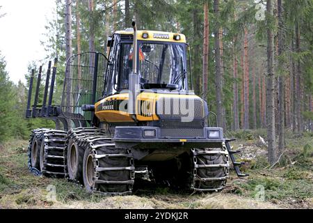 HUMPPILA, FINNLAND, 9. APRIL 2017: PONSSE Elchwaldspediteur im Nadelwald im Frühjahr. Der Elch hat eine Tragfähigkeit von 000 kg Stockfoto