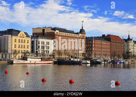 Pohjoisranta Damm an einem wunderschönen Tag mit historischer Architektur, verankerten Freizeitbooten und roten Buyos. Helsinki, Finnland. Mai 2020 Stockfoto