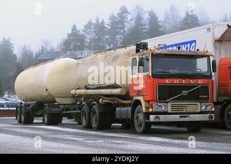 SALO, FINNLAND, 16. DEZEMBER 2016: Der klassische Volvo F1225 Tankwagen von Hovi parkt bei nebeligem Winterwetter an einem LKW-Halt Stockfoto