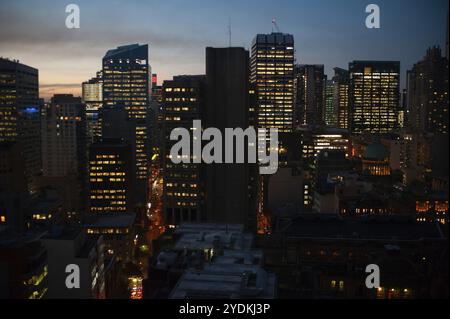 09.05.2018, Sydney, New South Wales, Australien, Blick auf die Skyline von Sydneys Geschäftsviertel in der Abenddämmerung von den Fraser Suites Apartments, Oceania Stockfoto