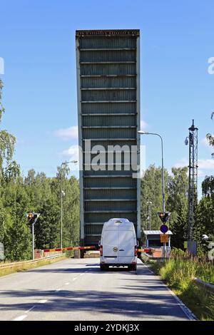 Erhöhte Hubbrücke mit einem Minibus, der am Stroemma-Kanal wartet. Der Stroemma-Kanal liegt an der Grenze der Gemeinden Kimitooen und Salo in Finnland Stockfoto