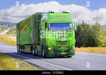 Schöner Scania 660S Lkw-Auflieger Indiana Jones aus Mueller Ermensee, Schweiz Scania im Konvoi zur Power Truck Show. Finnland, 10-Aug-2023 Stockfoto