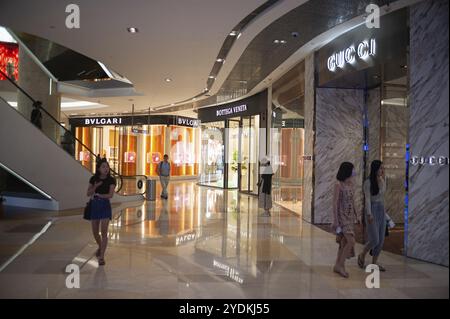 12.03.2020, Singapur, Republik Singapur, Asien, Menschen im ION Orchard Einkaufszentrum, etwa drei Wochen vor der Abriegelung, kamen in die Tat Stockfoto