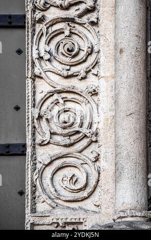 Detail an der Fassade der wunderschönen Kathedrale von Rouen, auch Kathedrale von Notre-Dame genannt, im gotischen Stil, reich dekoriert, Rouen, Normandie, Frankreich Stockfoto