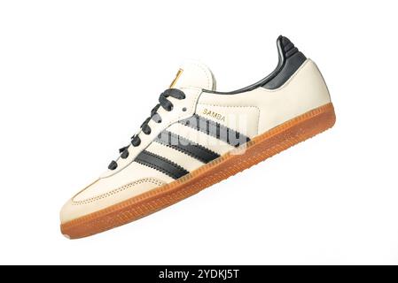 Belgrad, Serbien - 30. August 2024. Adidas Originals Samba Beige mit schwarzen Streifen. Turnschuhe Schuhe, Vintage-Sneaker-Turnschuhe. Isoliert auf weißem Hintergrund Stockfoto