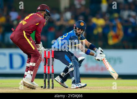 (241027) -- KANDY, 27. Oktober 2024 (Xinhua) -- Sri Lankas Kusal Mendis (R) spielt einen Schuss während des dritten Legs des One Day International (ODI) Cricket Matches zwischen Sri Lanka und Westindien im Pallekele International Cricket Stadium in Kandy, Sri Lanka, am 26. Oktober 2024. (Sri Lanka Cricket/Handout via Xinhua) Stockfoto