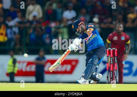 (241027) -- KANDY, 27. Oktober 2024 (Xinhua) -- Sri Lankas Kusal Mendis spielt einen Schuss während des dritten Legs des One Day International (ODI) Cricket Matches zwischen Sri Lanka und Westindien im Pallekele International Cricket Stadium in Kandy, Sri Lanka, am 26. Oktober 2024. (Sri Lanka Cricket/Handout via Xinhua) Stockfoto