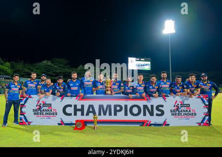 (241027) -- KANDY, 27. Oktober 2024 (Xinhua) -- Sri Lankas Spieler posieren mit der Trophäe, nachdem sie am 26. Oktober 2024 das One Day International (ODI) Cricket Match zwischen Sri Lanka und Westindien im Pallekele International Cricket Stadium in Kandy, Sri Lanka, gewonnen haben. (Sri Lanka Cricket/Handout via Xinhua) Stockfoto