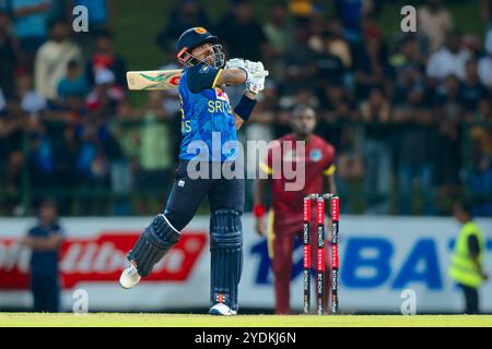 (241027) -- KANDY, 27. Oktober 2024 (Xinhua) -- Sri Lankas Kusal Mendis spielt einen Schuss während des dritten Legs des One Day International (ODI) Cricket Matches zwischen Sri Lanka und Westindien im Pallekele International Cricket Stadium in Kandy, Sri Lanka, am 26. Oktober 2024. (Sri Lanka Cricket/Handout via Xinhua) Stockfoto