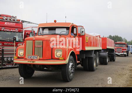 ALAHARMA, FINNLAND, 10. AUGUST 2018: Scania 111 und andere klassische Lkw kommen am Morgen auf der Power Truck Show 2018 an Stockfoto