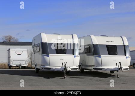 TURKU, FINNLAND, 18. MÄRZ 2017: Modern Hobby Excellent Camper Caravans auf einem Hof an einem schönen Frühlingstag Stockfoto