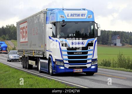 Salo, Finnland, 1. September 2018. Blau-weißer Scania S450 Lkw der nächsten Generation von L. Retva transportiert Freja Lastenauflieger im Autobahnverkehr, Europa Stockfoto