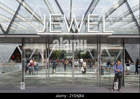 28.04.2019, Singapur, Republik Singapur, Asien, Ein Mann wartet am Eingang zum neuen Jewel Terminal am Changi International Airport. Das Design Stockfoto