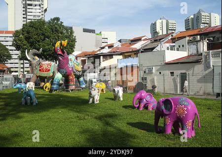 10.05.2019, Singapur, Republik Singapur, Asien, farbenfrohe Elefantenskulpturen stehen in einem kleinen Park in Little India, Asien Stockfoto