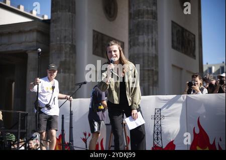 15.09.2023, Berlin, Deutschland, Europa, die deutsche Klimaschutzaktivistin Luisa Neubauer während ihrer Rede auf einer Bühne vor dem Brandenburger Tor in Stockfoto