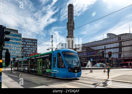 Stockholm, Schweden - 6. Mai 2024: Straßenbahnfahrt vor der Glasskulptur Kristallvertikalaccent auf dem Sergel-Platz mit Kulturhuset in der Stockfoto