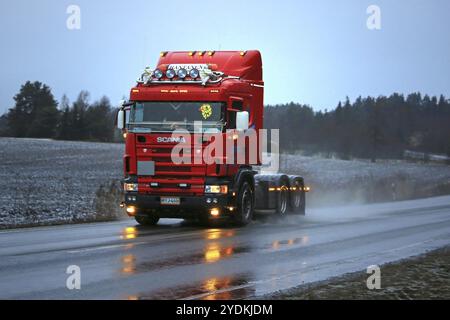 SALO, FINNLAND, 17. DEZEMBER 2016: Roter Scania 4-Serie Truck von VR Rantanen mit wunderschönem Beleuchtungszubehör, Bobtails entlang der nassen reflektierenden Autobahn i Stockfoto