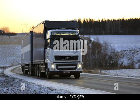 SALO, FINNLAND, 5. JANUAR 2017: Der weiße Volvo FH Transportwagen von Kulmala Oy transportiert bei Sonnenuntergang an einem kalten Winterabend im Süden von Güter auf der Autobahn Stockfoto