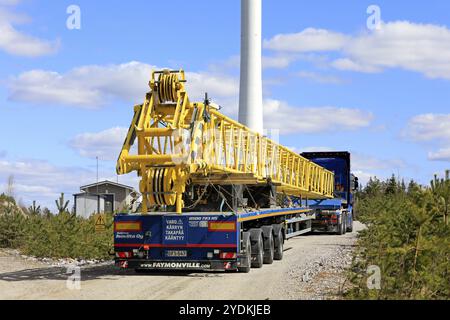 Anhänger/Auflieger, der Teil des Servicekrans für den Austausch der Windturbinenschaufeln transportiert. Lange Transporte. Salo, Finnland. April 30, 2021 Stockfoto