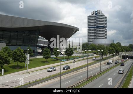 23.06.2019, München, Bayern, Deutschland, Europa, BMW-Hochhaus Vierzylinder mit Ausstellungsgebäude BMW Welt am Mittleren Ring in Milbertshof Stockfoto