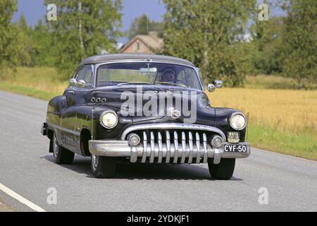 SOMERO, FINNLAND, 6. AUGUST 2016: Black Buick Super Eight nimmt an der 90 km langen Maisemaruise 2016 auf malerischen Straßen von Tawastia Pr Teil Stockfoto