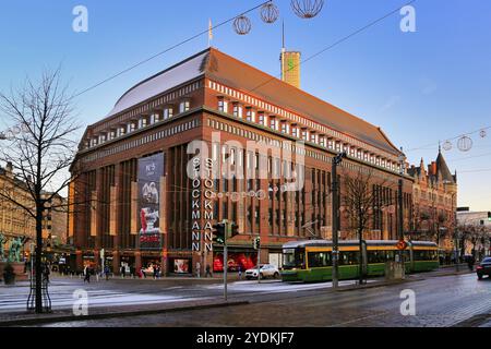 Stockmann Helsinki Centre, kulturell bedeutendes Geschäftsgebäude und Kaufhaus im Zentrum von Helsinki, Finnland in der Winterdämmerung. Dezember 2019 Stockfoto