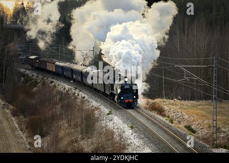 VR Hr1 Klasse Dampflokomotive Ukko-Pekka 1009 Zugwagen an einem Wintermorgen durch ländliche Landschaft südlich von Salo, Finnland. Dezember 2019 Stockfoto