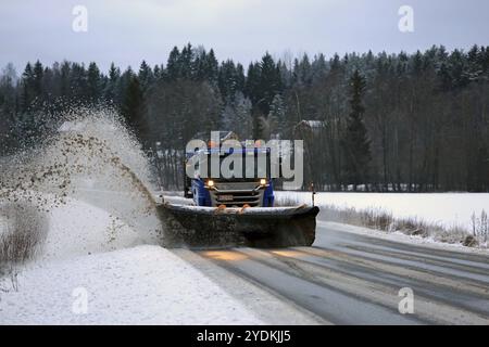 SALO, FINNLAND, 14. JANUAR: Scania Truck mit Schneepflug entfernt Schnee und Schneeregen von der Autobahn in Südfinnland an einem bewölkten Nachmond im Winter Stockfoto