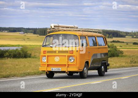 Gelb grauer Volkswagen VW Typ 2 Wohnmobil mit Kühlergrill und Gepäckträger auf der Maisemaruise 2019. Vaulammi, Finnland. August 2019 Stockfoto