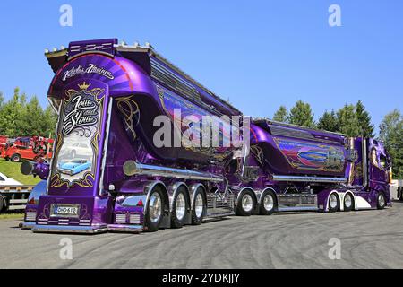 Super Truck Mercedes-Benz Actros Lowrider von Kuljetus Auvinen Oy am Tawastia Truck Weekend 2018, öffentliche Veranstaltung. Hameenlinna, Finnland, 14. Juli 2018, Eu Stockfoto