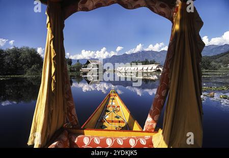 19.08.2010, Srinagar, Jammu und Kaschmir, Indien, Asien, ein traditionelles hölzernes Shikara-Boot mit den typischen Vorhängen und Baldachin überquert den Dal-See Stockfoto