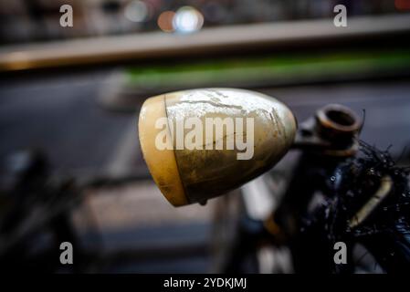 Vintage-Fahrradscheinwerfer mit Chrom und Rost mit Rissen und Gelblichtfotografie in Mailand Italien Stockfoto