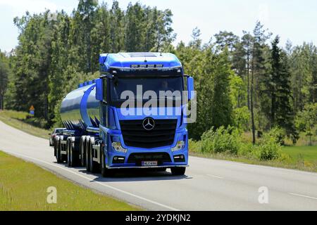 Blauer Mercedes-Benz Actros Tankwagen von Kuljetusliike Markus Hanninen Oy fährt an einem sonnigen Sommertag in Salo, Finnland, 1. Juli 2018 auf der Autobahn. Stockfoto