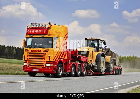 Der maßgeschneiderte Scania G580 Lkw der PHP Group vor dem Schwanenhals-Anhänger transportiert Cat-Radlader auf Highway 10. Tammela, Finnland. Mai 2021 Stockfoto