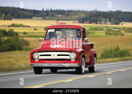 Fahrt mit dem roten Ford F100 Pickup Truck, Anfang bis Mitte der 1950er Jahre, Maisemaruise 2019. Vaulammi, Finnland. August 2019 Stockfoto