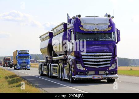 LUOPAJARVI, FINNLAND, 9. AUGUST 2018: Mercedes-Benz Actros Lowrider von Kuljetus Auvinen Oy auf einem Lastwagen-Konvoi zur Power Truck Show 2018 in Alahaermae Stockfoto