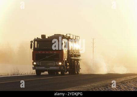 Klassischer Volvo F1225 Tankwagen von Kuljetusliike Hovi Ky zum Transport von Tierfutter auf der Straße im düsteren Winternebel. Salo, Finnland. 6. Januar 2017 Stockfoto