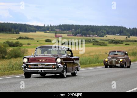 VAULAMMI, FINNLAND, 4. AUGUST 2018: Zwei Oldtimer, Chevrolet aus den 1950er Jahren vorne, auf der Maisemaruise 2018-Kreuzfahrt in Tawastia, Finnland, Europa Stockfoto