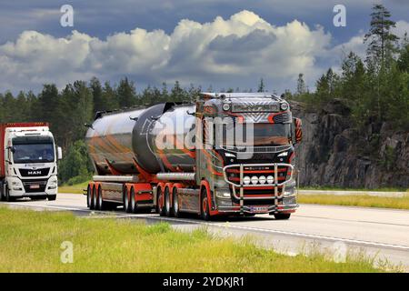 Scania S650 Truck 2019 Kuljetus Auvinen Oy für den Massentransport auf der Autobahn an einem Sommertag. Paimio, Finnland. Juni 2020 Stockfoto